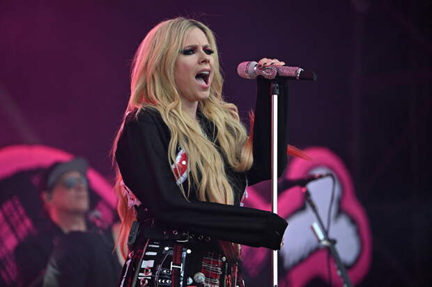 Известная певица отказалась ехать в Россию из-за клещей