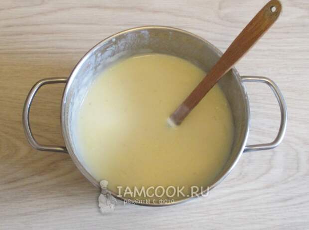 Влить яичную смесь