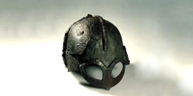 Реальный шлем викинга, найденный археологами. /Фото: lifehacker.ru