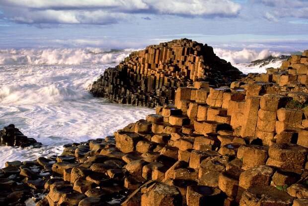Изображение взято с сайта: https://traveladestatic.imgix.net/media/image/giants-causeway-and-titanic-experience-tour-from-belfast-port_58599.jpeg?fit=crop&w=1200&h=630&format=jpg&q=70