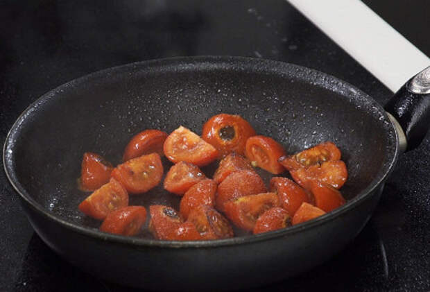 Фото приготовления рецепта: Салат с обжаренными томатами - шаг 1