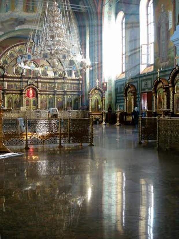 Восстановленный к торжествам 2003 года меньше чем за 9 месяцев храм преподобного Серафима Саровского. 
