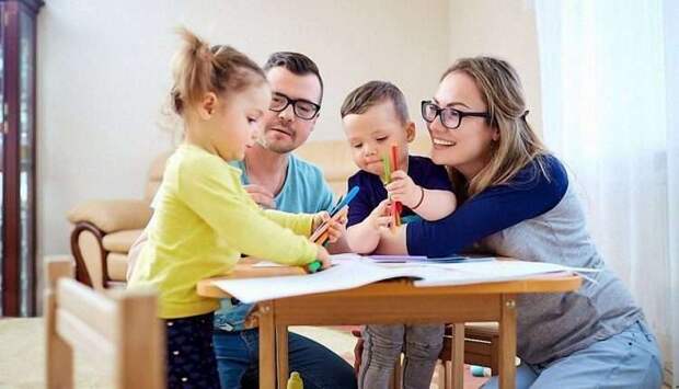 Родители занимаются с детьми дошкольниками