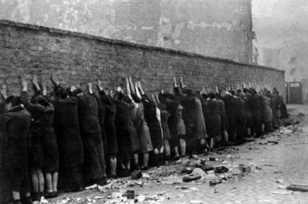 Жители Варшавского гетто перед расстрелом, 1943 год.