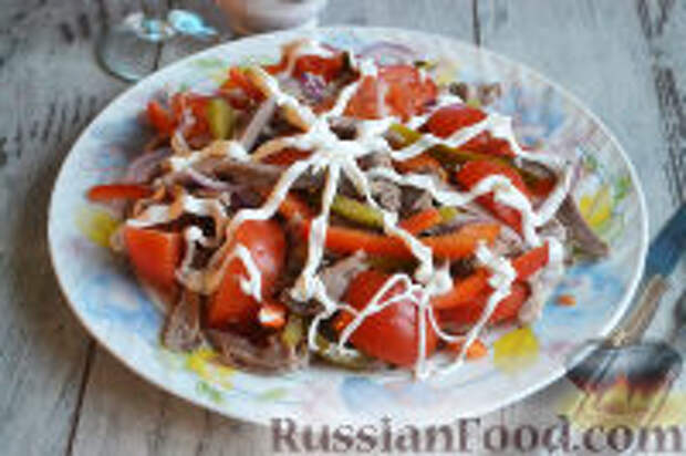Фото к рецепту: Салат с языком и маринованными огурцами