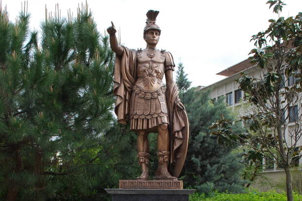 Романтизированный памятник Пирру, установленный в греческом городе Янина - Пирр: авантюрист, полководец, правитель | Warspot.ru