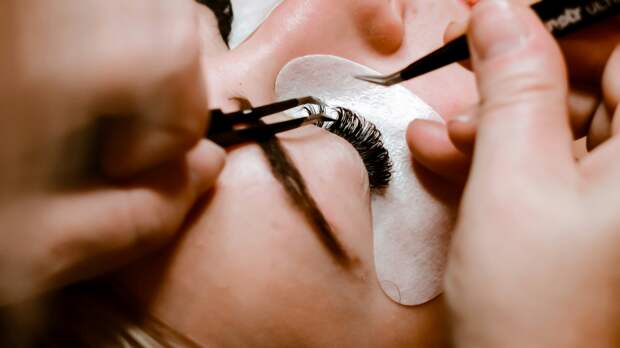 Секреты долговечности: как ухаживать за нарощенными ресницами
