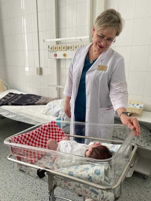 В Курской области ребёнку внутриутробно диагностировали опухолевидное образование яичника больших размеров. Сразу после рождения врачи выполнили дообследование, в ходе которого подтвердилась необходимость экстренной операции. Врачи областного перинатального центра Курска совместно со специалистами Областной детской клинической больницы провели лапароскопическую операцию пациентке, которой не исполнились ещё сутки. Ранее таких пациентов направляли в федеральные центры – в Москву или Санкт-Петербург – либо оперировали полостным доступом. Операция технически сложная, поскольку при выполнении требуется нагнетание газа в брюшную полость, размер органов очень маленький, объем брюшной полости маленький, что не дает возможности, в отличие от взрослого пациента, широко манипулировать инструментами.