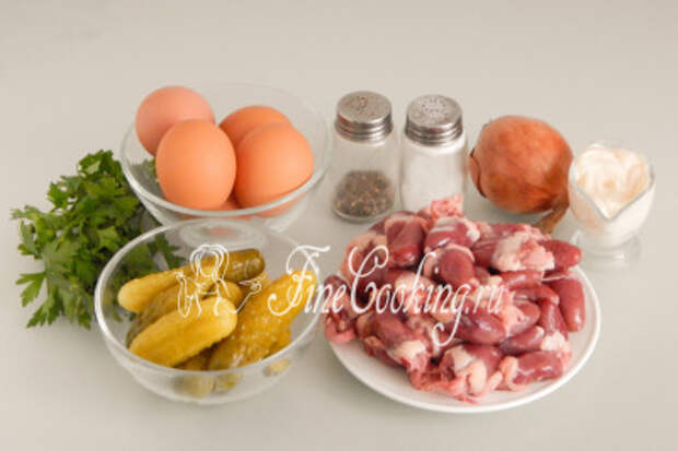 Для приготовления этого простого, вкусного и сытного салата нам понадобятся следующие ингредиенты: куриные сердечки, маринованные огурцы, куриные яйца, репчатый лук, свежая петрушка, майонез, соль и молотый черный перец