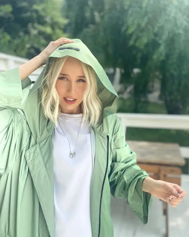 Клава Кока предстала в стильном образе