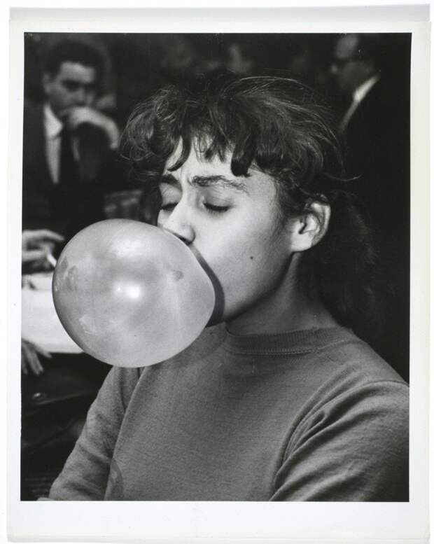 Женщина надувает пузырь из жвачки, 1950. виджи, история, фотография