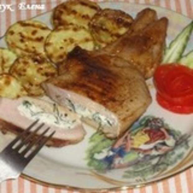 Сочная котлета гриль на косточке с начинкой из творожного сыра.