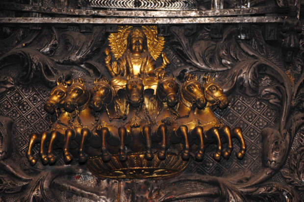 Бог солнца внутри храма Карни Мата. / Фото: Schwiki, www.wikimedia.org