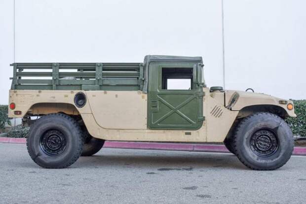 Бывший военный пикап Humvee, предназначенный для использования на дорогах, выставили на продажу