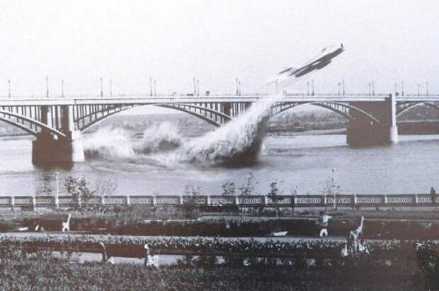 4 июня 1965 г военный летчик Валентин Привалов на этом самолете совершил пролет под центральным пролетом моста через реку Обь.