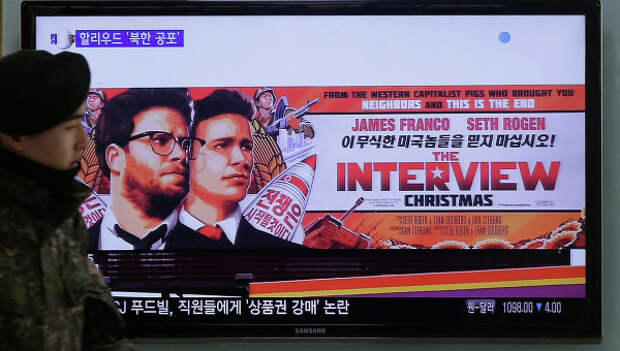 Реклама фильма Интервью на экране железнодорожного вокзала в Сеуле, Южная Корея.