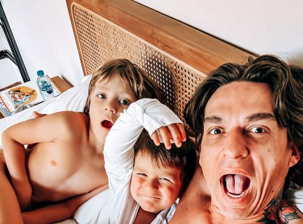 Певец Влад Топалов показал фото с сыновьями от Тодоренко