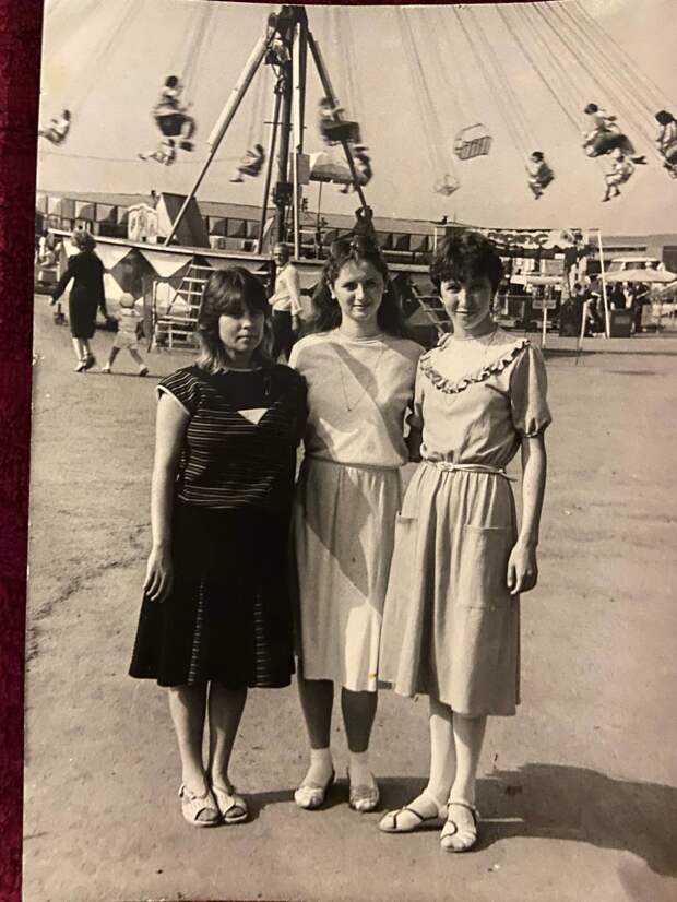 Летом 1985 года к нам в Кемерово в очередной раз приехали гастролеры - чехословацкий Луна-парк. Ну и,конечно, «хорошим тоном» было посетить сие чудо. Я в центре со школьными подружками. Прислала «Olga Leschenko».jpg