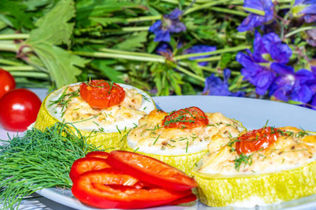 Фото к рецепту: Фаршированные кольца кабачков с курицей и сыром в духовке