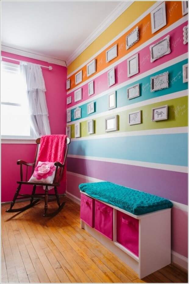 Для просторной детской комнаты хорошим выбором станут цветные мебельные конструкции. 