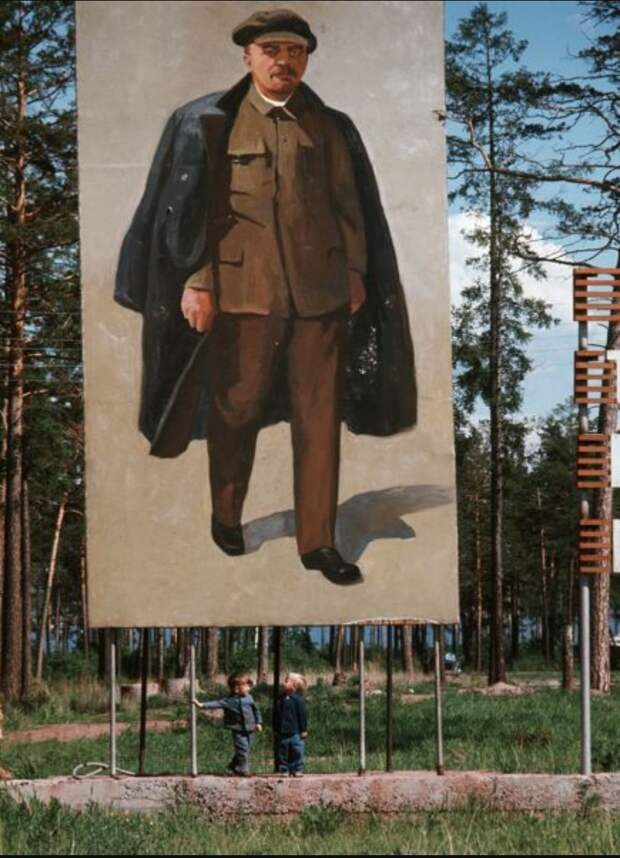 Братск. Ленин in military style