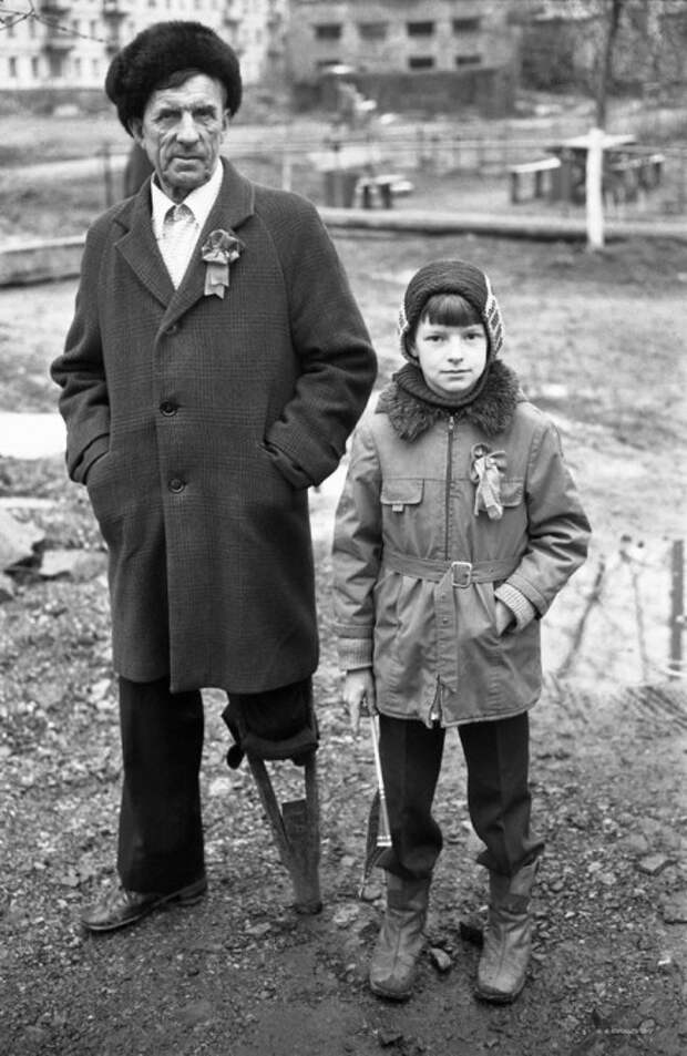 Дед с внуком. СССР, Новокузнецк, 1980-е годы. Дед с внуком. СССР, Новокузнецк, 1980-е годы.