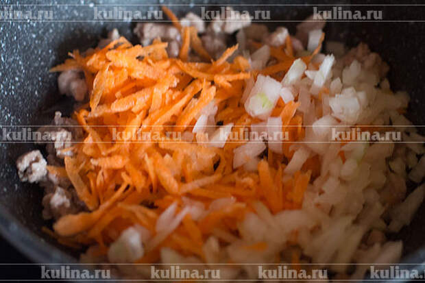 Добавить овощи к мясу.