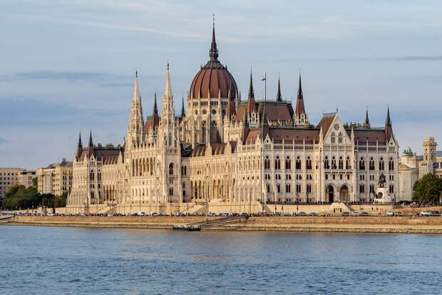 Парламент Венгрии утвердил резолюцию против помощи Украине и ее членства в ЕС