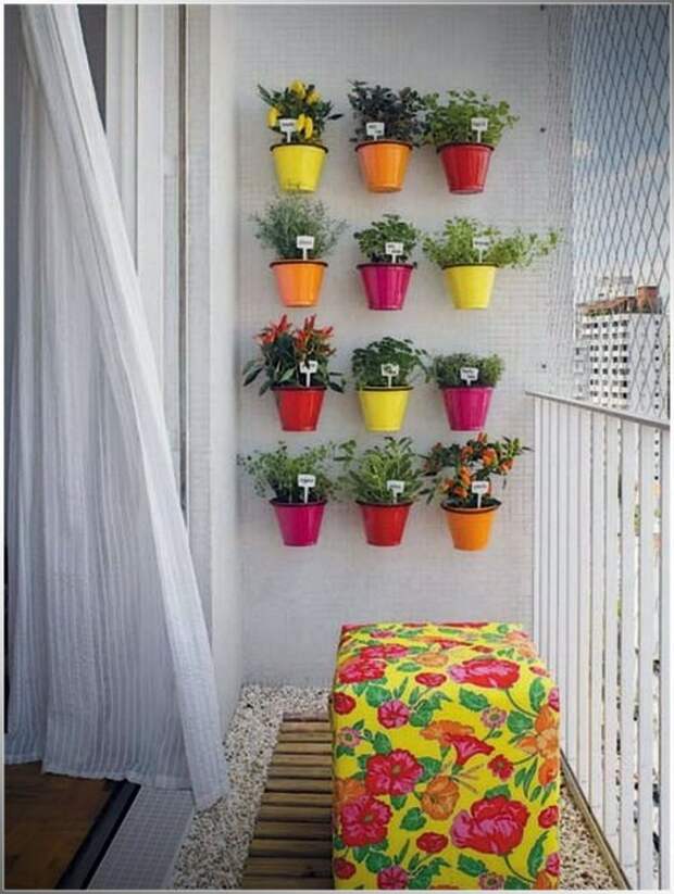 Разноцветные цветочные горшки на стене – очень стильное и нестандартное решение для балкона. 
