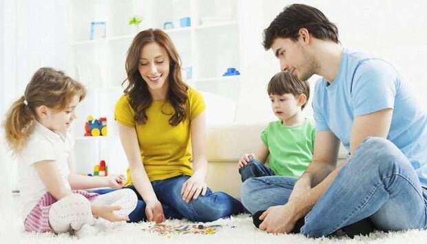 Родители играют с детьми дошкольниками