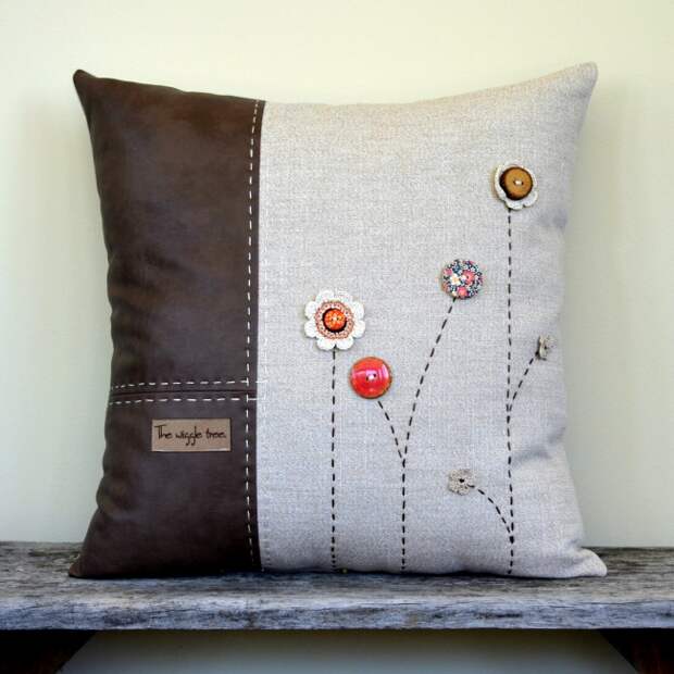 Подушка ручной работы комбинированная из плотной льняной ткани и кожзама с незамысловатым декором