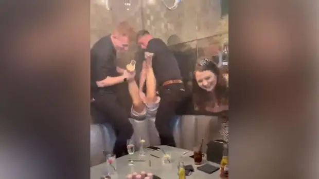 Женщина, провалившаяся вверх ногами за диван в ресторане, рассмешила соцсети