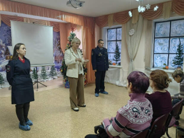 Сотрудники полиции и представители Общественного совета регионального главка провели в рамках акции «Школа безопасности для пенсионеров» профилактическое мероприятие с пожилыми людьми