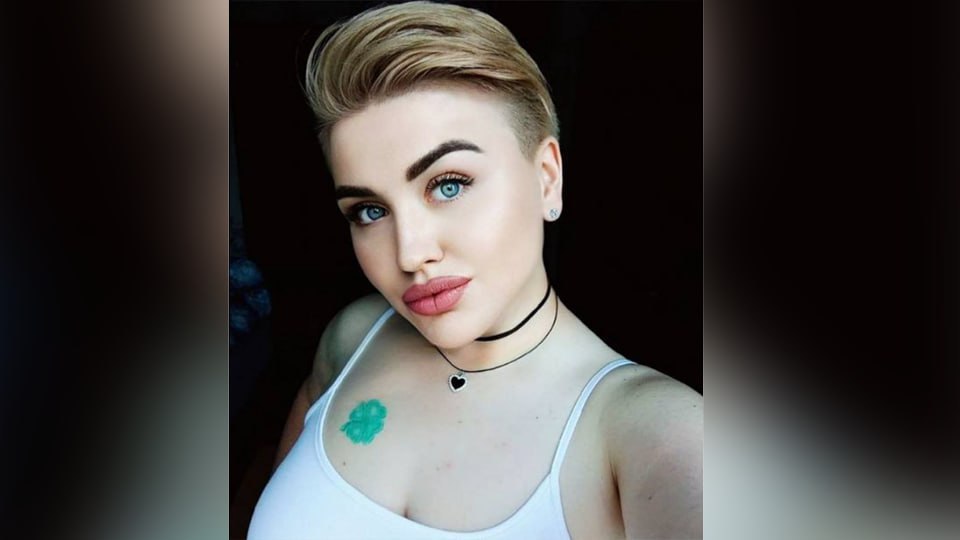Омская блогер и участница ток-шоу «Давай поженимся» Ева Абрамович избила медсестру токсикологического отделения БСМП № 1. Ранее ее привезли в медучреждение в состоянии наркотического опьянения. Следственный комитет начал проверку. Инцидент произошел 12 апреля. Абрамович поступила в токсикологическое отделение с признаками наркотического опьянения. Через некоторое время она устроила конфликт с персоналом. Якобы медработник ей неправильно ответила. Она напала на медсестру и причинила ей телесные повреждения.