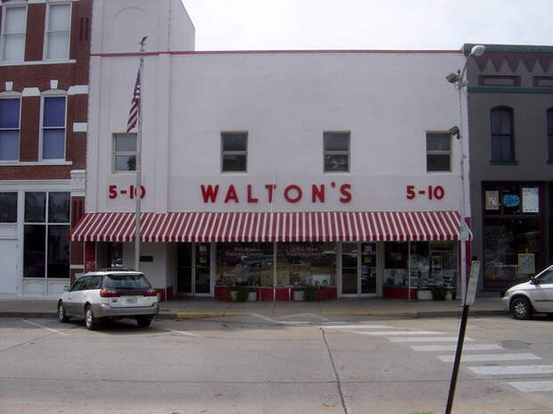 Первый супермаркет «Walmart» был открыт в 1962 году