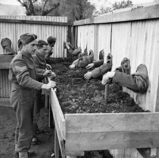 Тренировка по обезвреживанию учебных мин вслепую, чтобы бойцы могли работать ночью, 1943 год.