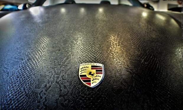 Даже недешевые машины, такие как этот Porsche, с автовинилом становятся еще уникальнее. | Фото: plenka-na-avto.ru.