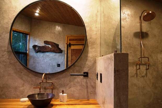 Интерьер ванной комнаты выполнен из натурального камня и дерева (Yoki Treehouse).