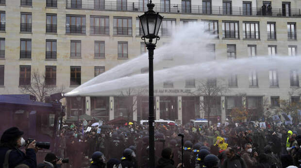 В Берлине протестующих разгоняют водомётами: Что этот Лукашенко себе позволяет!