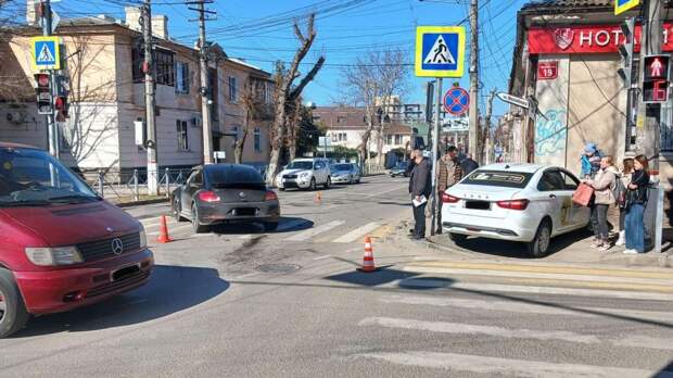 Летел на красный: подробности ДТП с такси и велосипедистом в Симферополе