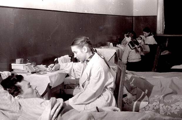 Учащиеся школы № 6 г.Калинина пишут письма раненых бойцов. 1943 г. Калинин.jpg Учащиеся школы № 6 г.Калинина пишут письма раненых бойцов. 1943 г. Калинин.jpg
