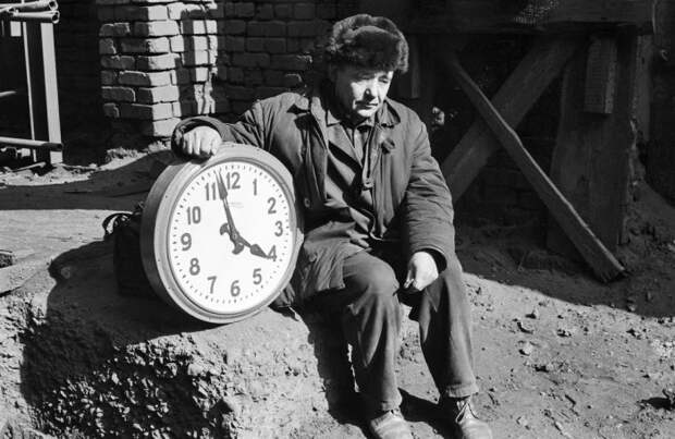 Часовой мастер на коксовой батарее. СССР, Новокузнецк, 1980-е годы.
