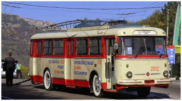 Троллейбус 9Tr установлен на Ангарском перевале. Ему присвоен бортовой номер 2012, хотя по жизни он нумеровался сначала 7750, потом 3776. На боку машины ошибочно написано, что он изготовлен в 1972 году (на самом деле — десятью годами позже) автобус, автомир, железная дорога, интересное, история, крым, трамвай, троллейбус