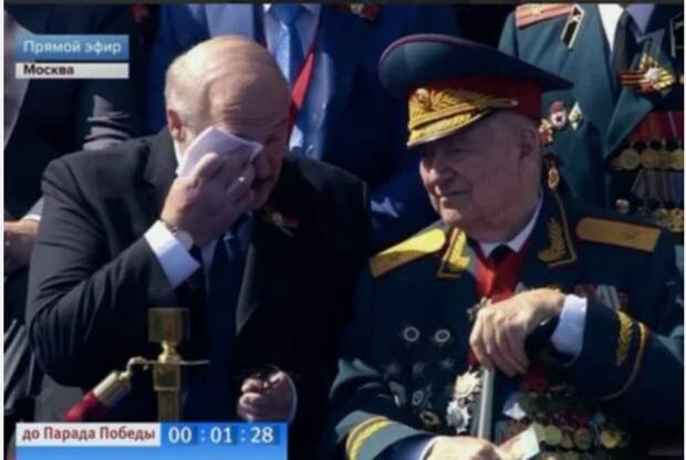 Лукашенко расплакался на параде Победы в Москве