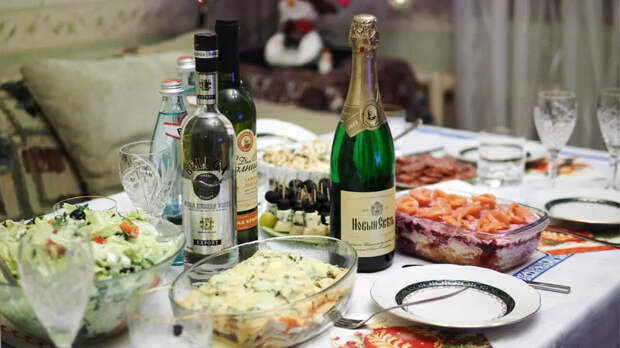 В 4-6 раз больше поддельного алкоголя появляется под Новый год, сообщил депутат