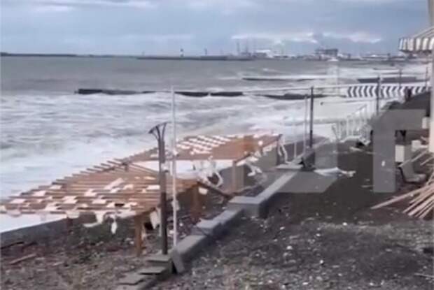Шторм века разрушил набережную в Сочи