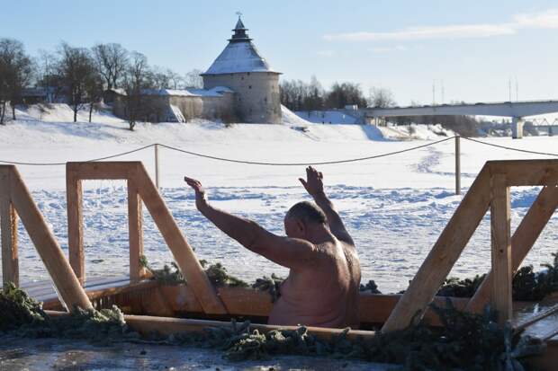 Священник РПЦ высказался о популярных у православных окунаниях в прорубь на Крещение