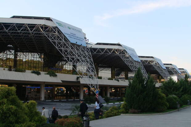 TourDom: задержки в аэропорту Сочи достигли 17 часов