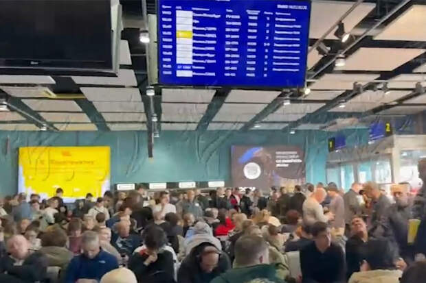 Сотни застрявших в российском аэропорту пассажиров попали на видео