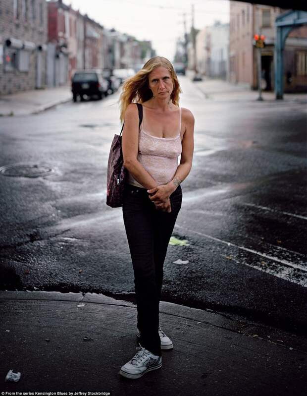 Местная жительница Кэрол, фото 2010 года (на тот момент ей 41 год). Кэрол рассказала фотографу, что сидела на героине 21 год и он стал "любовью её жизни". америка, люди, наркомания, наркоманы, сша, уличные фотографы, фото, фотограф